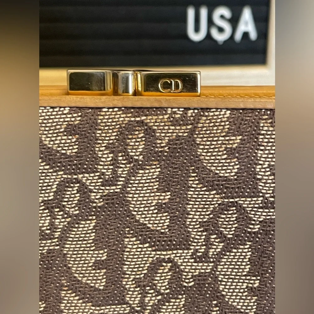 DIOR canvas wallet on chain